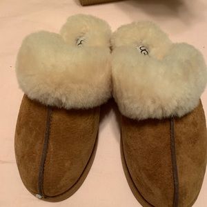 Uggs house slippers